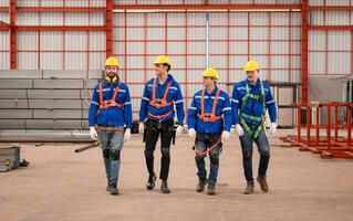 Porträt von ein Mannschaft von industriell Arbeitskräfte Stehen zusammen im ein Warenhaus foto