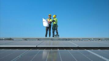 beide von Techniker Arbeiten auf ein Photovoltaik Solar- Paneele foto