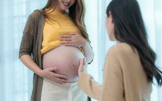 beide von jung erwarten Mutter halten Baby im schwanger Bauch. Mutterschaft vorgeburtlich Pflege und Frau Schwangerschaft Konzept. foto