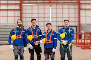 Porträt von ein Mannschaft von industriell Arbeitskräfte Stehen zusammen im ein Warenhaus foto