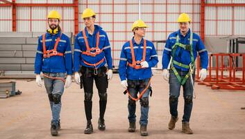 Porträt von ein Mannschaft von industriell Arbeitskräfte Stehen zusammen im ein Warenhaus foto