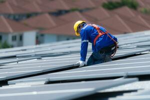 ein Techniker ist Installation Solar- Paneele auf das Dach von das Warenhaus zu Veränderung Solar- Energie in elektrisch Energie zum verwenden im Fabriken. foto