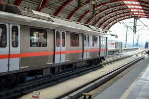 Neu Delhi Indien - - Oktober 09 2023 - - Delhi Metro Zug ankommen beim jhandewalan Metro Bahnhof im Neu Delhi, Indien, Asien, Öffentlichkeit Metro Abflug von jhandewalan Bahnhof foto