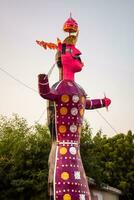 ravnans Sein entzündet während Dussera Festival beim ramleela Boden im Delhi, Indien, groß Statue von Ravana zu erhalten Feuer während das Messe von Dussera zu feiern das Sieg von Wahrheit durch Herr Rama foto