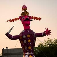 ravnans Sein entzündet während Dussera Festival beim ramleela Boden im Delhi, Indien, groß Statue von Ravana zu erhalten Feuer während das Messe von Dussera zu feiern das Sieg von Wahrheit durch Herr Rama foto