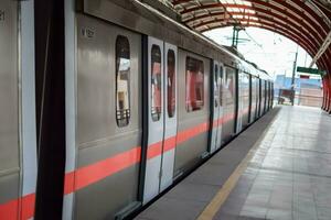 Neu Delhi Indien - - Oktober 09 2023 - - Delhi Metro Zug ankommen beim jhandewalan Metro Bahnhof im Neu Delhi, Indien, Asien, Öffentlichkeit Metro Abflug von jhandewalan Bahnhof foto