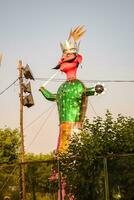 ravnans Sein entzündet während Dussera Festival beim ramleela Boden im Delhi, Indien, groß Statue von Ravana zu erhalten Feuer während das Messe von Dussera zu feiern das Sieg von Wahrheit durch Herr Rama foto