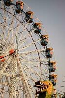 Nahansicht von mehrfarbig Riese Rad während Dussehra mela im Delhi, Indien. Unterseite Aussicht von Riese Rad schwingen. Riesenrad mit bunt Kabinen während Tag Zeit. foto