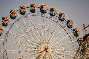 Nahansicht von mehrfarbig Riese Rad während Dussehra mela im Delhi, Indien. Unterseite Aussicht von Riese Rad schwingen. Riesenrad mit bunt Kabinen während Tag Zeit. foto