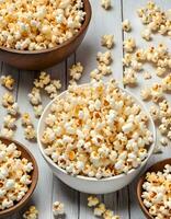 ai generiert Popcorn Schalen auf Weiß Tisch, generativ ai foto