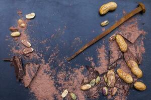 dunkel Schokolade Stücke gemischt mit Kakao Pulver foto