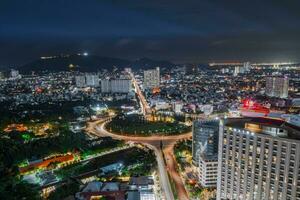 Nacht im vung tau Stadt und Küste, Vietnam. vung tau ist ein berühmt Küsten Stadt im das Süd von Vietnam foto