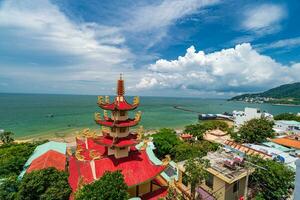 tu quang Pagode im das Küsten Stadt von vung Tau. Ansichten von das Meer und Teil von das Stadt. foto