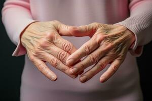 ai generiert ein Alten Frau zeigt an das Bedingung von ihr Hände betroffen durch rheumatoide Arthritis. foto