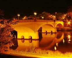 Brücke in der Nacht foto