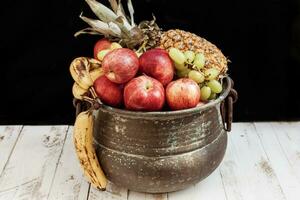 gemischt mit Herbst Obst im ein Metall Topf foto