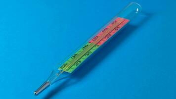 Glas Thermometer, Merkur Thermometer isoliert foto