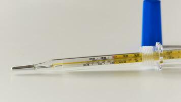 Glas Thermometer, Merkur Thermometer isoliert foto