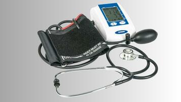 isoliert Blut Druck Meter auf Weiß Hintergrund, Gesundheitswesen Überwachung Ausrüstung foto