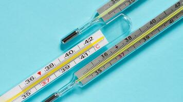 Glas Thermometer, Merkur Thermometer isoliert foto