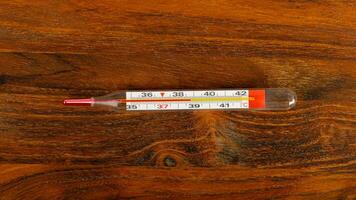 Glas Thermometer, Merkur Thermometer isoliert foto