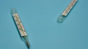 Glas Thermometer, Merkur Thermometer isoliert foto