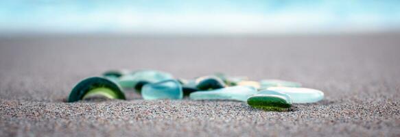 Mittelmeer Meer Strand und bunt Steine Foto. Glas Steine von gebrochen Flaschen poliert durch das Meer. foto