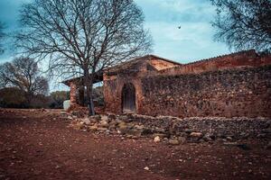 Landwirtschaft Haus im das Landschaft von ein klein Dorf im Katalonien. typisch Land Haus oder Bauernhaus im Spanien. foto