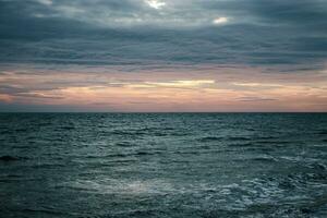 Winter Mittelmeer Meer Wellen Landschaft Foto. friedlich Sonnenuntergang Zeit. Ruhe Wellen während Urlaub. foto