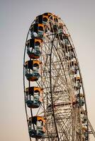 Nahansicht von mehrfarbig Riese Rad während Dussehra mela im Delhi, Indien. Unterseite Aussicht von Riese Rad schwingen. Riesenrad mit bunt Kabinen während Tag Zeit. foto