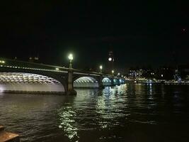 Häuser von Parlament und Westminster Brücke beim Nacht im London foto