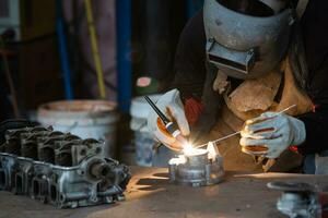 Schweißer ist Schweißen Wolfram untätig Gas Schweißen, Schweißen Aluminium mit Aluminium Argon, tig Schweißen Fackel. foto