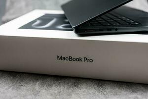 Bangkok, Thailand - - Dezember 28, 2023 Neu Apfel MacBook Profi m3 maximal, Raum schwarz Farbe, 14 Zoll Bildschirm. foto