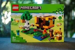 Bangkok, Thailand - - Januar 7, 2024 ein Box von Lego Minecraft das Biene Hütte Nummer von 21241. foto