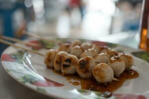gegrillt Schweinefleisch Fleischklößchen auf Spieße sind Sehne Straße Essen von Thailand. foto