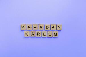 März 22 - - April 21, Ramadan, ein minimalistisch Banner mit ein Inschrift im hölzern Briefe foto