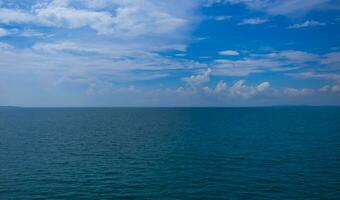 Seelandschaft und Himmel Weiß Wolken auf Ozean Meer foto