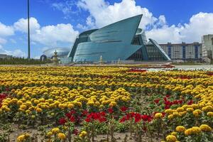 Bild von das kazakh Hauptstadt Astana im Sommer- von 2015 foto