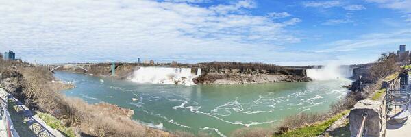 Panorama- Bild Über Niagara Stürze mit Blau Himmel und Regenbogen im Sommer- foto