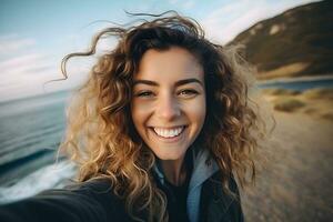 ai generiert jung Frau nehmen Selfie auf das Strand. foto