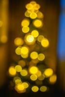 defokussiert festlich Weihnachten oder Neu Jahr Baum mit verwischen Bokeh Beleuchtung foto