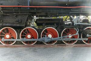 mechanisch Räder von ein Transport Dampf Lokomotive auf Schienen foto