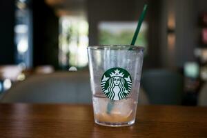 Bangkok, Thailand - - Januar 7, 2024 schließen oben ein Kristall Glas mit Starbucks Logo nach trinken Fertig foto