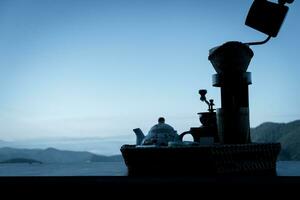 Mann macht frisch Kaffee durch tropft Kaffee gegen das Blau Himmel und schön Berge. foto