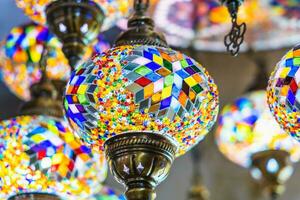 bunt Lampe mit dekorativ gemustert Glas Dekoration im orientalisch Stil verbunden zu Arabisch oder Türkisch Kultur foto