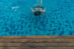 Mann schwebend im Schwimmen Schwimmbad foto