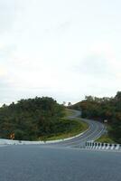 schön gebogen Straße bekannt wie Nummer 3 Straße auf das hoch Berg entlang das Weg zu bo kluea Kreis im nan Provinz, Thailand. foto