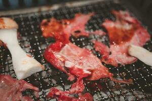 grillen und über holzkohle auf dem herd gegrillt foto