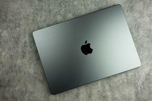 Bangkok, Thailand - - Dezember 29, 2023 das Neu MacBook Profi mit m3 Profi Prozessor Raum schwarz Farbe foto