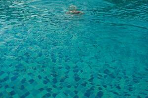 Mann Tauchen in ein Schwimmen Schwimmbad. foto